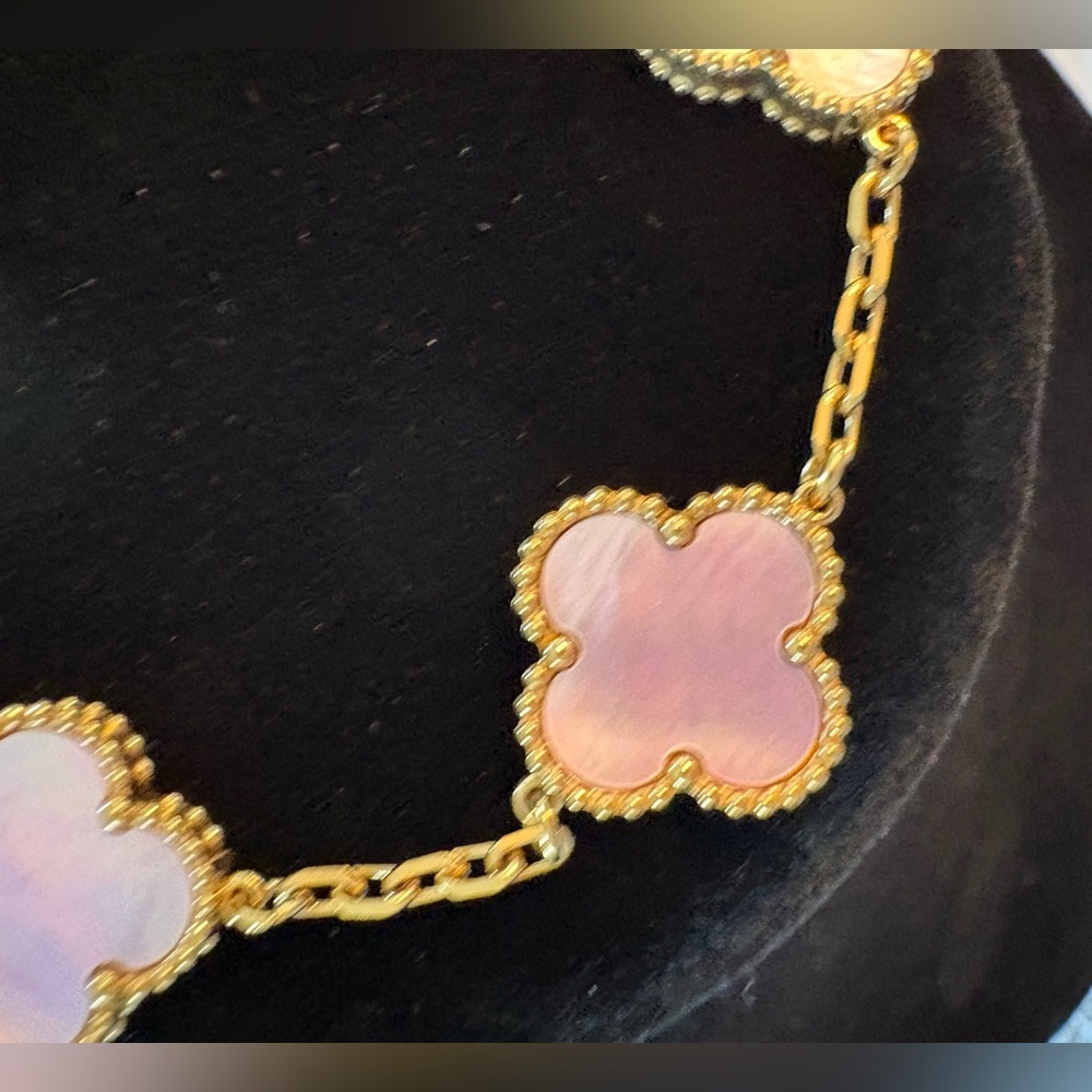 Gorgeous 15mm lavender, mother-of-pearl clovers in 18k plated bracelet chain! - Picture 2 of 3
